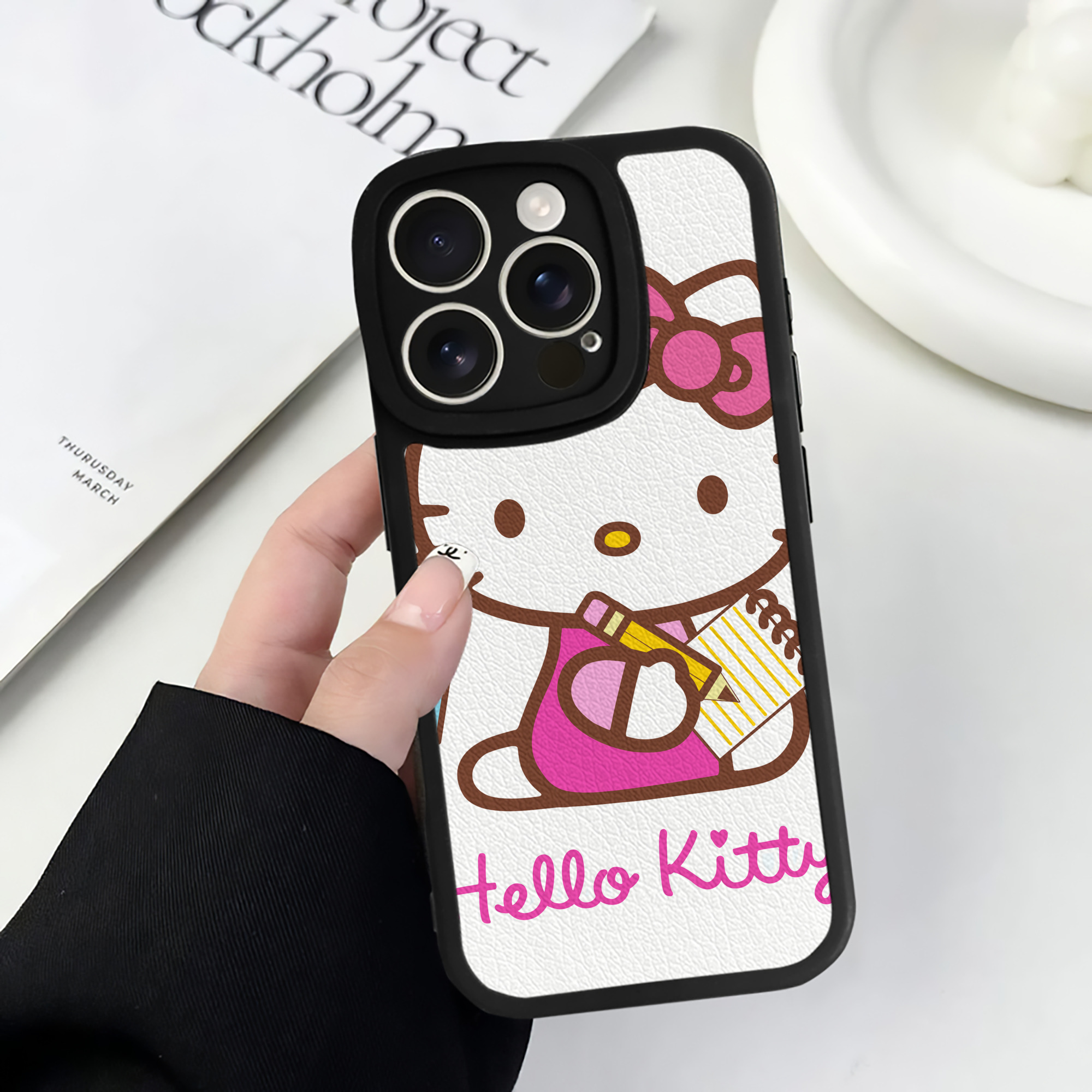 （画像用） Hello Kitty ハローキティ 【iPhone 16シリーズ対応】シリコンスマホケース（レザー調） 材質：シリコン